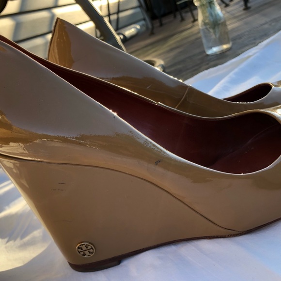 Tory Burch Pumps / Wedge Heels in Nude, Red Insole - Picture 10 of 13